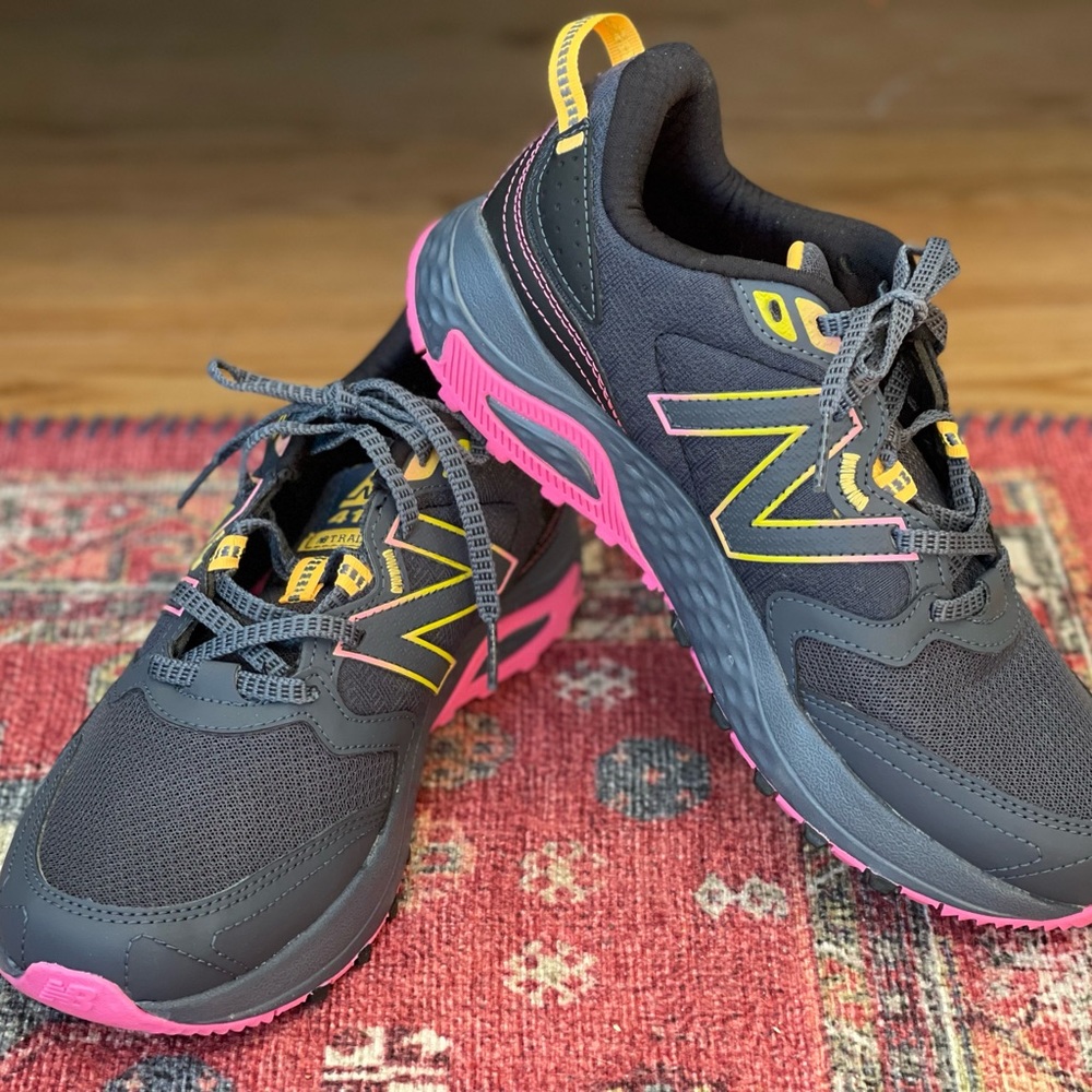 New Balance Women’s 410 V7 Trail Running shoes. Size 9 wide.